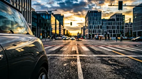 Scène urbaine moderne avec véhicule essence face aux enjeux économiques et environnementaux de 2024