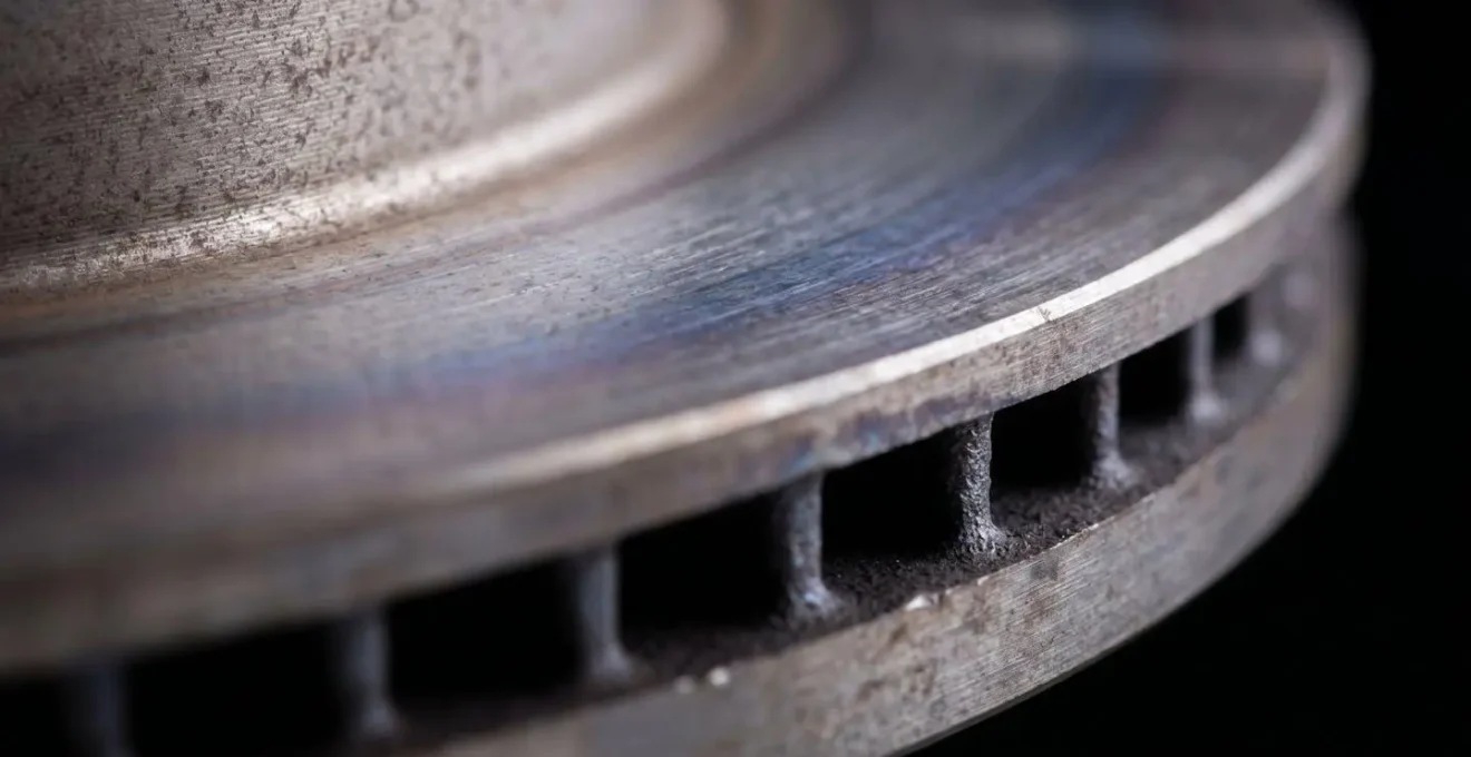 Disques de frein ventilés avec traces thermiques caractéristiques