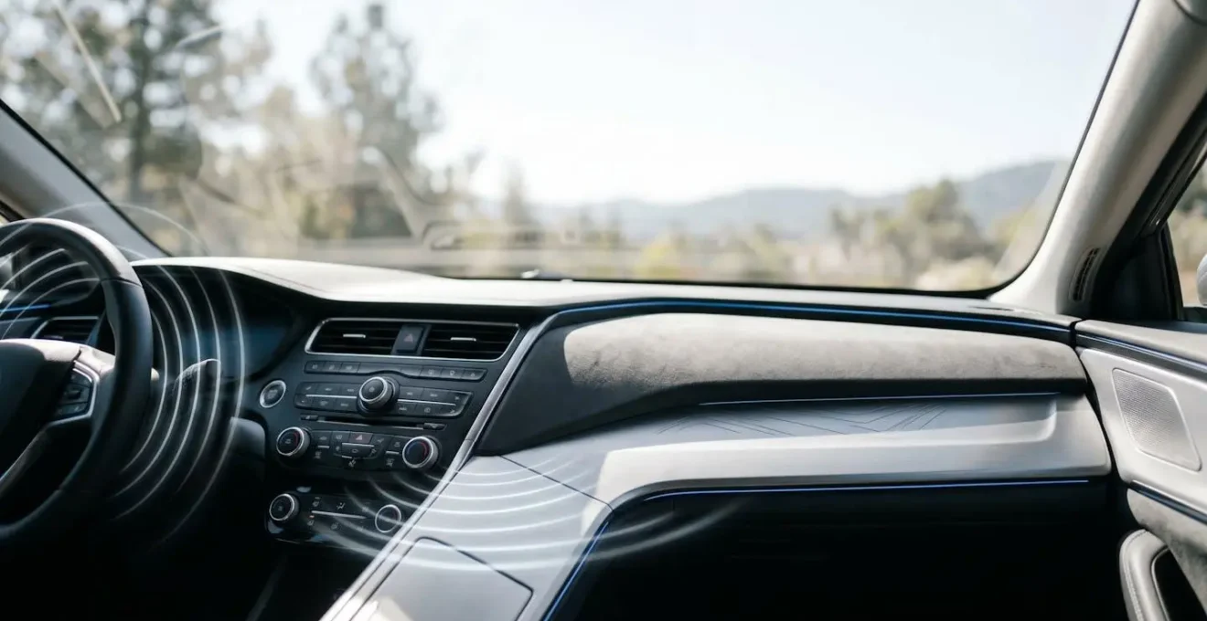 Intérieur de voiture moderne avec tableau de bord épuré privilégiant les commandes vocales