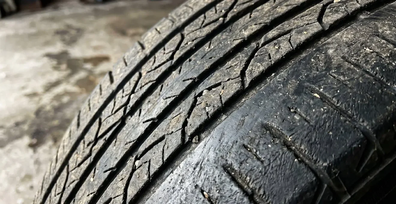 Pneu automobile montrant une usure prononcée sur la bande de roulement intérieure