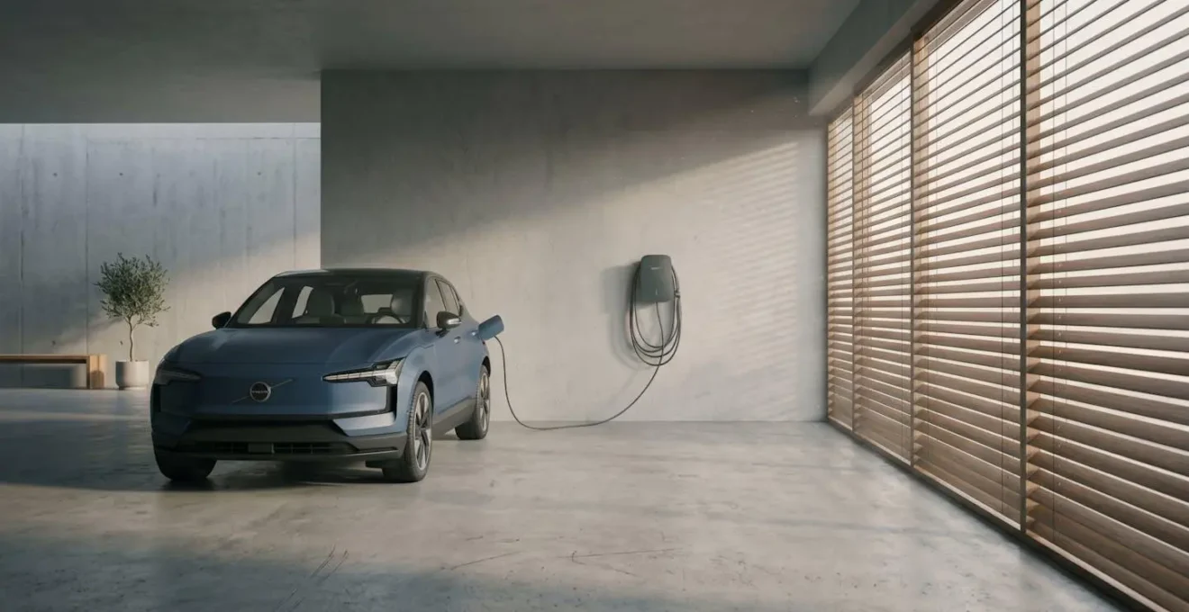 Vue environnementale d'un véhicule électrique garé dans un garage ombragé avec ambiance paisible